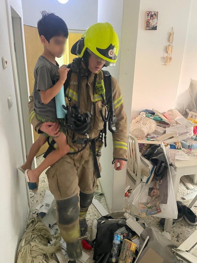 مقتل 5 أشخاص وإصابة آخرين بسقوط صاروخ على مبنى سكني في بئر السبع